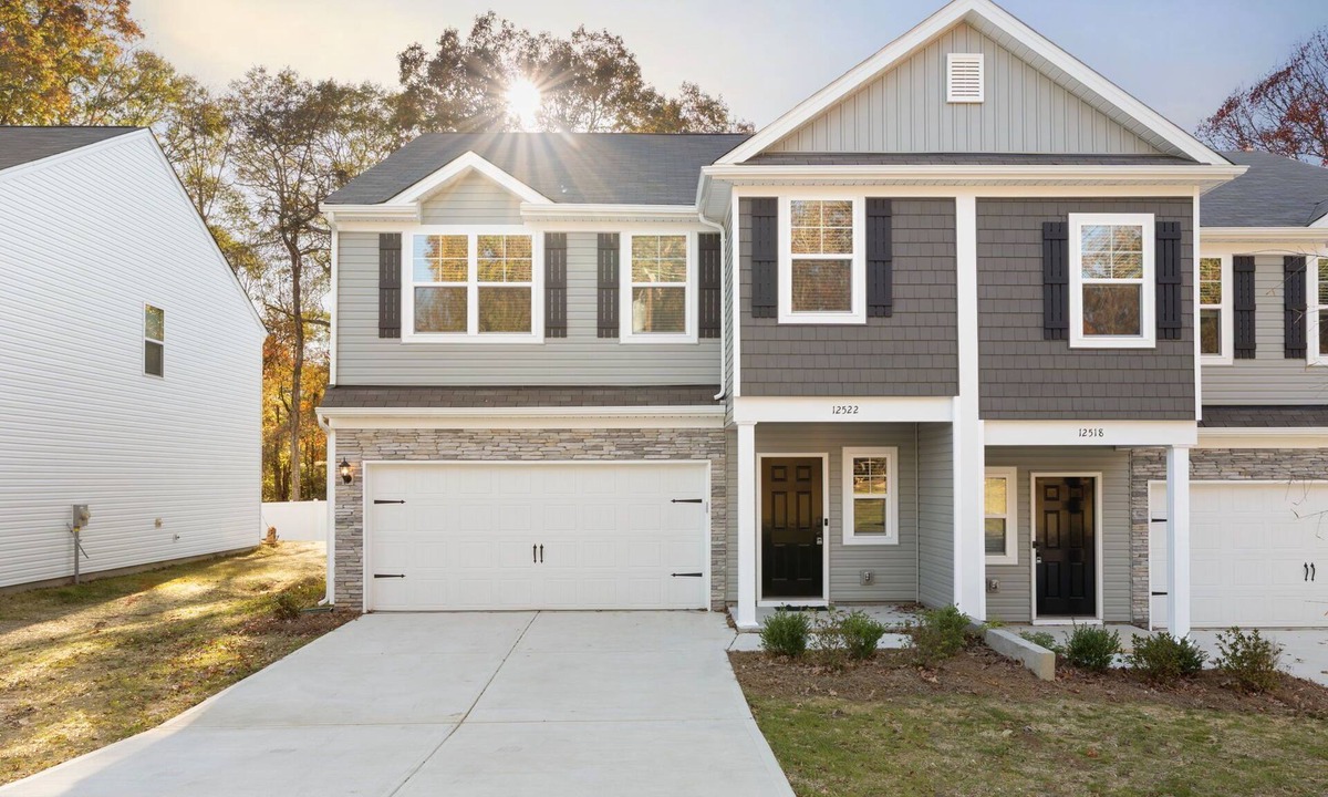 Harwood Lane House | Charlotte 4BR Retreat w/Cozy Backyard & Fire Pit!