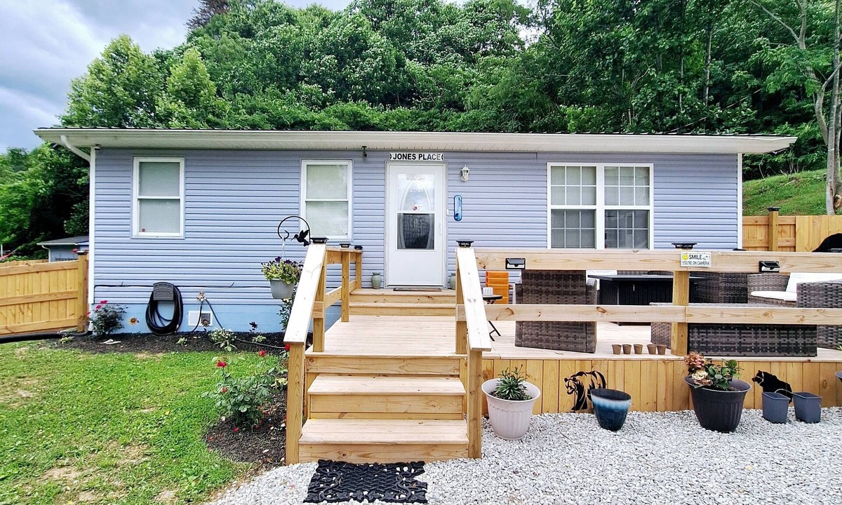 La Follette Resort | Charming 1-bedroom resort in wonderful LaFollette with AC, WiFi