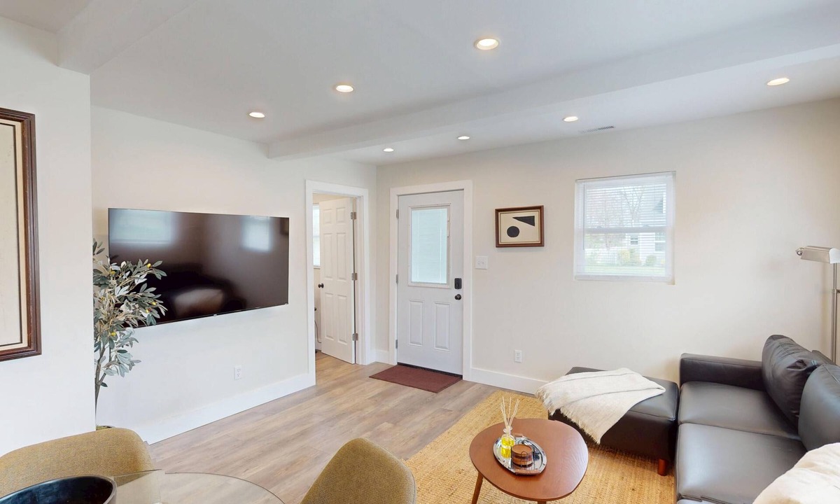Marion House | Charming 1BR loft w/2 twins, cozy reading nook, walking distance to IWU