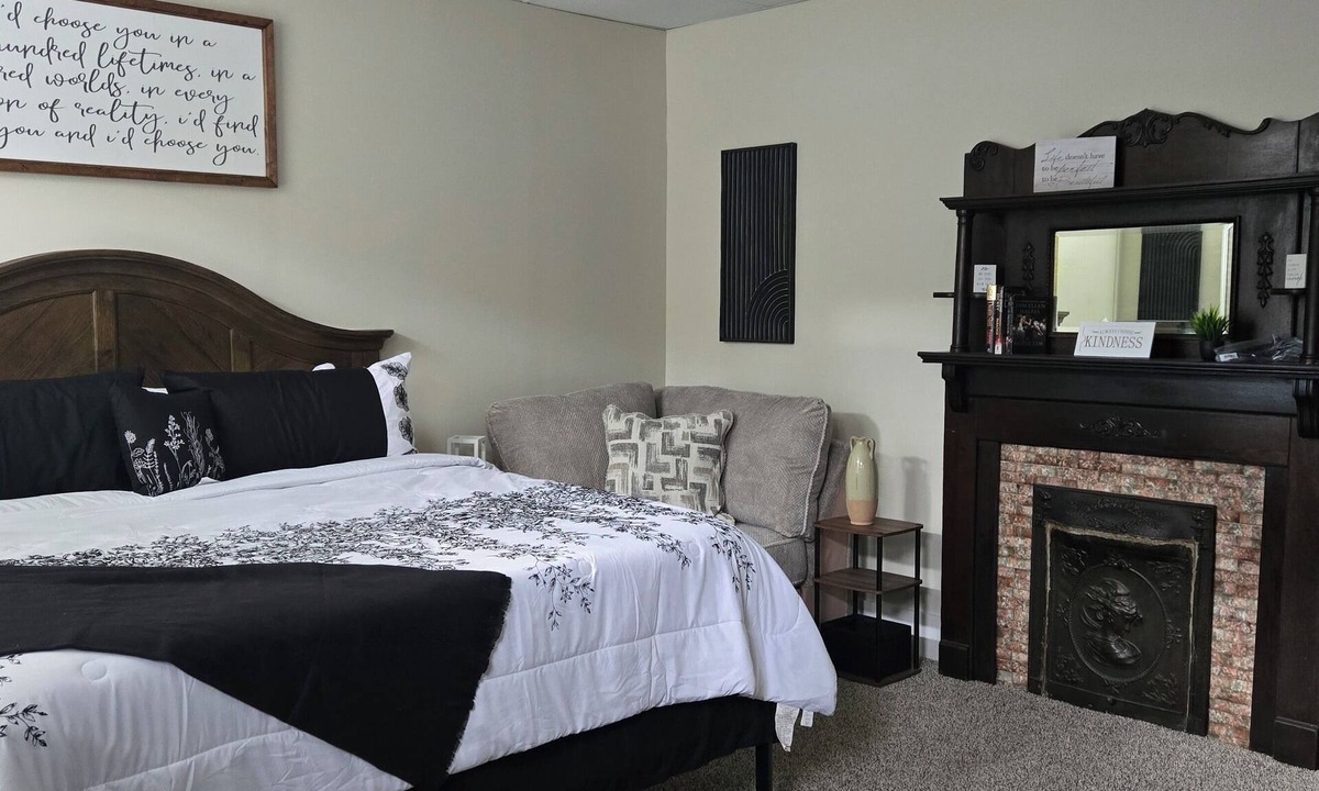 West Main Historic District House | Charming 2-bedroom house in close proximity to the YUM Ctr, the Downs, etc.
