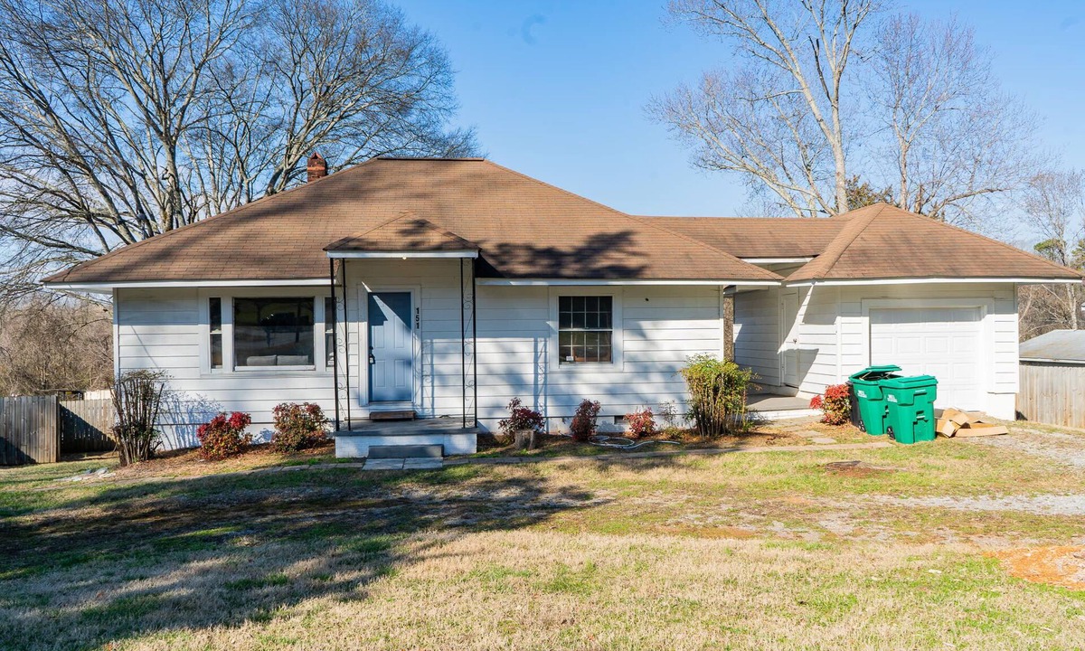 Ashley Oaks House | Charming 2 Bedroom Retreat in Prime Location!