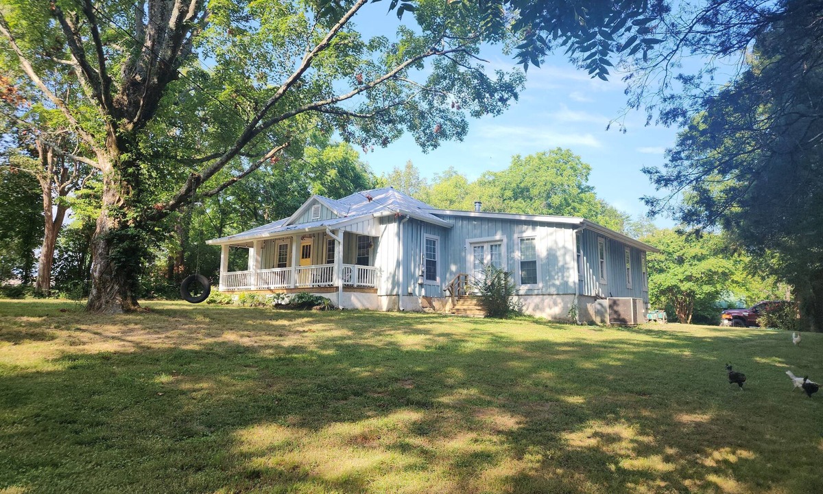 Flintstone House | Charming 3-bedroom farmhouse private 15 minutes to downtown Chattanooga