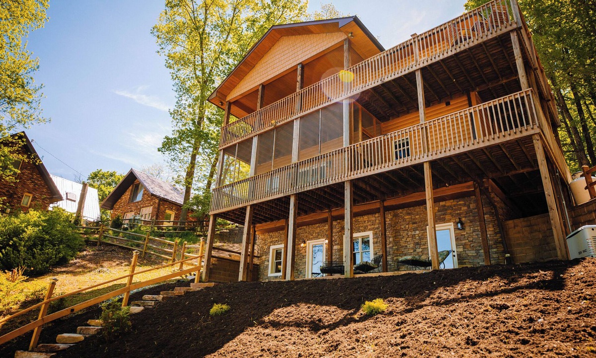 Ingles House | Charming 3-bedroom house on lovely Claytor Lake with AC, WiFi, and lake views