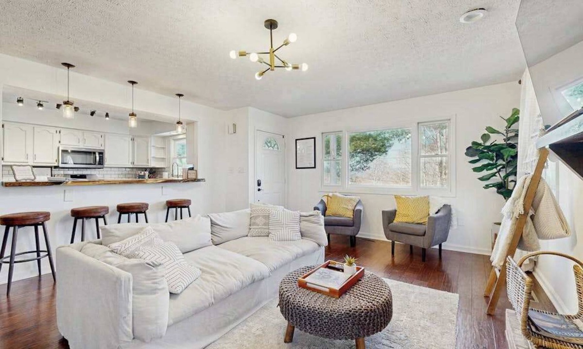Royal Pines House | Charming 4BR retreat with Full Kitchen, Wifi and Patio | Pet-friendly