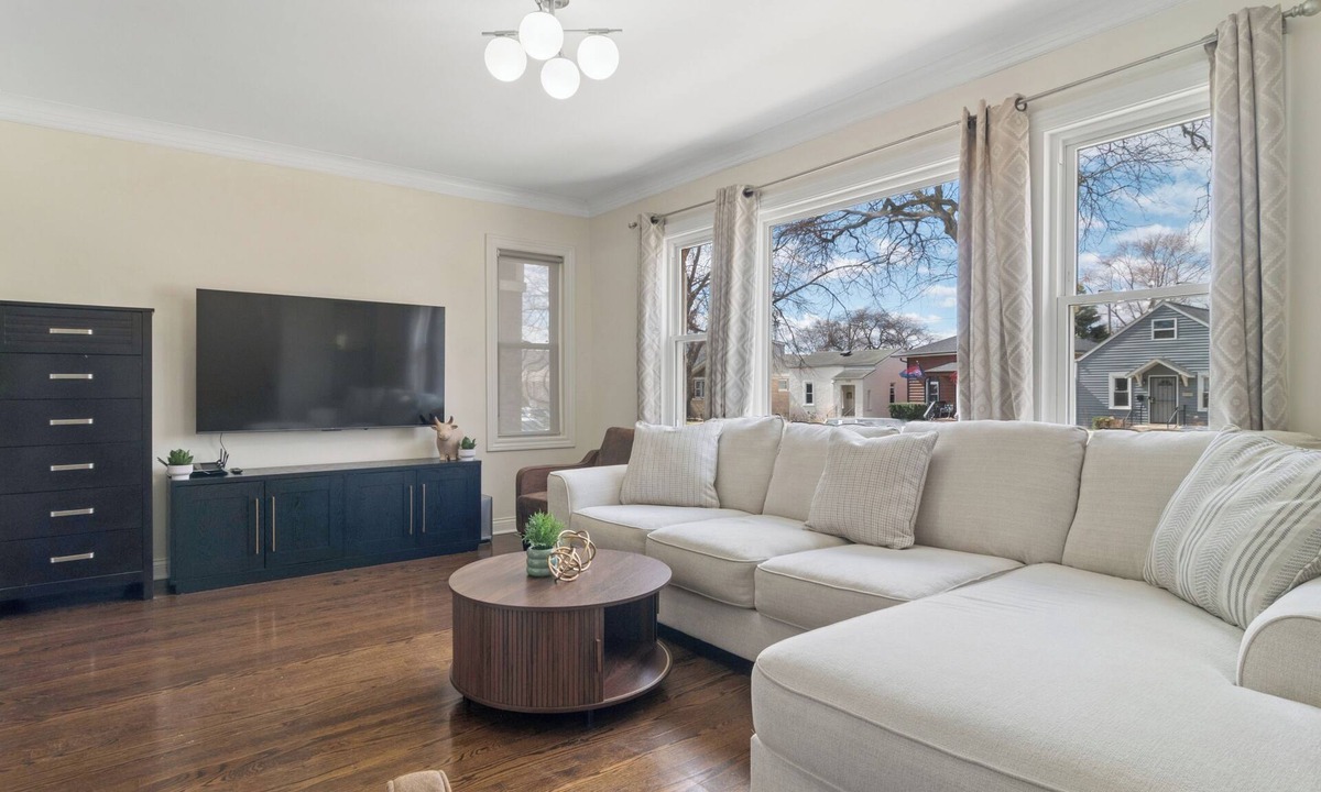 Norwood Park East House | Charming 5-bedroom Jefferson Park Bungalow near O’Hare