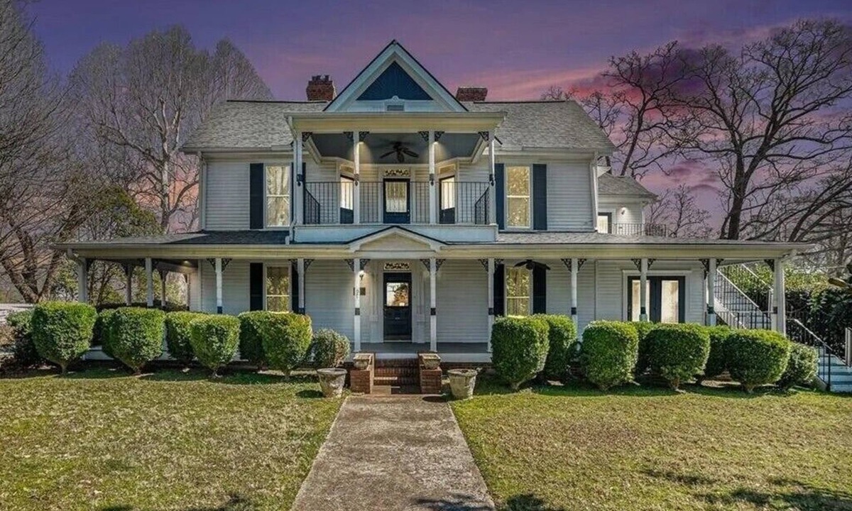 Hartwell House | Charming 8-bedroom home in Hartwell, 5 minutes from Cateechee Golf Club!