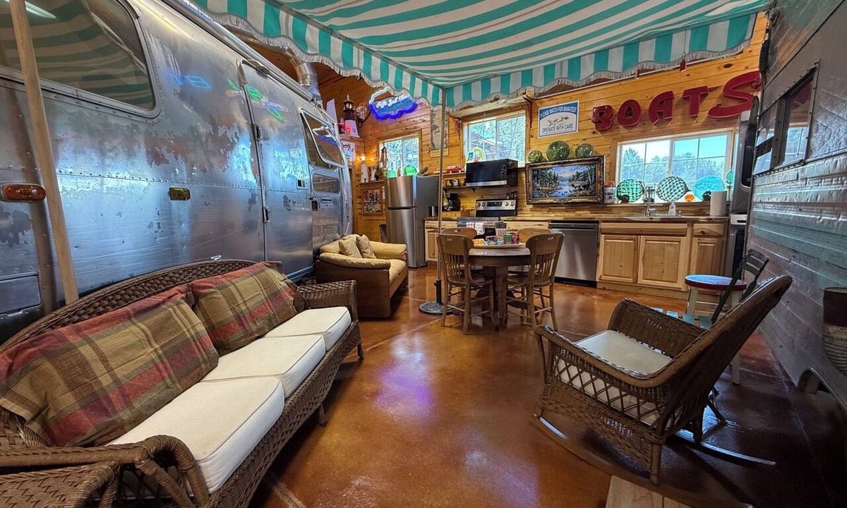Pine Haven House | Charming Boatbarn Glamping Modern Amenities