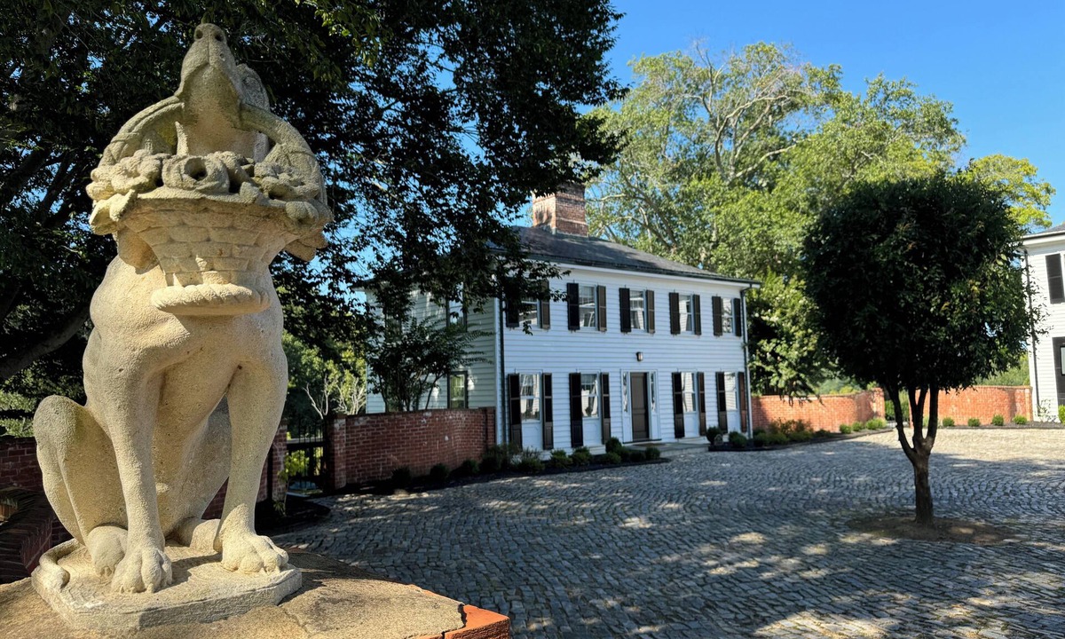Charlottesville House | Charming Charlottesville 2 bedroom house with Pickleball, Pool & Bocce Ball