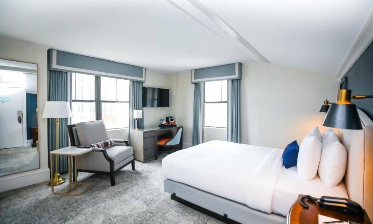 Charlotte Center City Hotel | Charming Downtown Room Near Arts District and Popular Restaurants