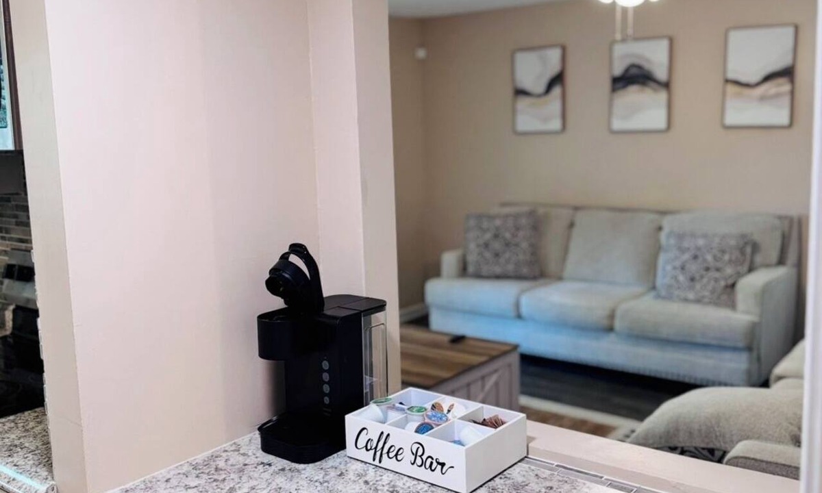 Montgomery Apartment | Charming King- Ensuite Home - Only 15 Mins to DT!
