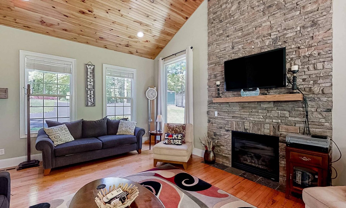 Sharps Chapel Cabin | Charming Lakefront Home, Sleep 12