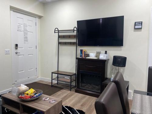 Calgary Apartment | Charming Oasis Tranquil Suite 8 min Airport, AC