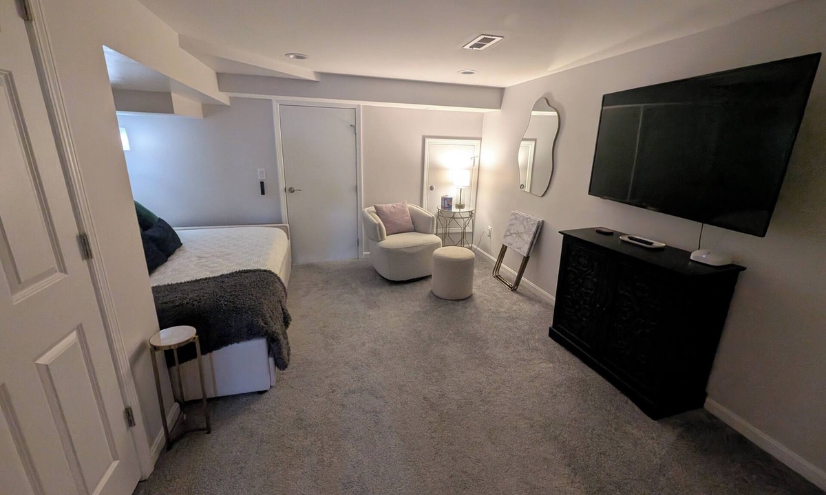 Mount Auburn Apartment | Charming Private-Entry Studio Walk to OTR & DWTN! Cincinnati,OH. Downtown views!