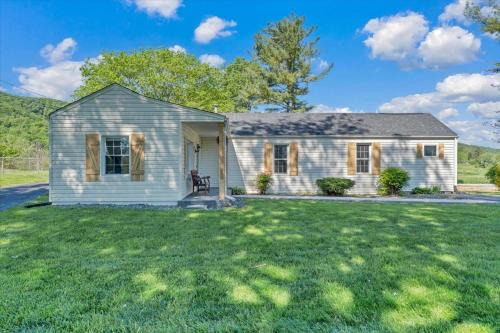 Daleville House | Charming Whole House In The Heart of Daleville