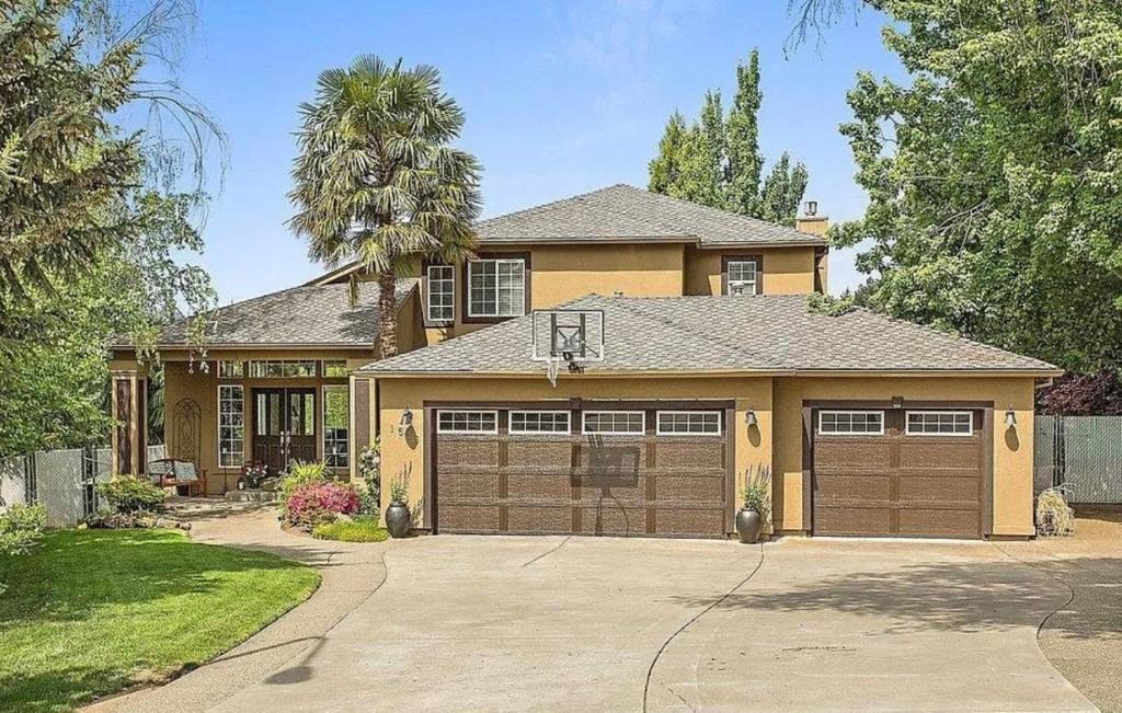 Medford House | Chef's Kitchen Pool Bright, Spacious 4 Bed