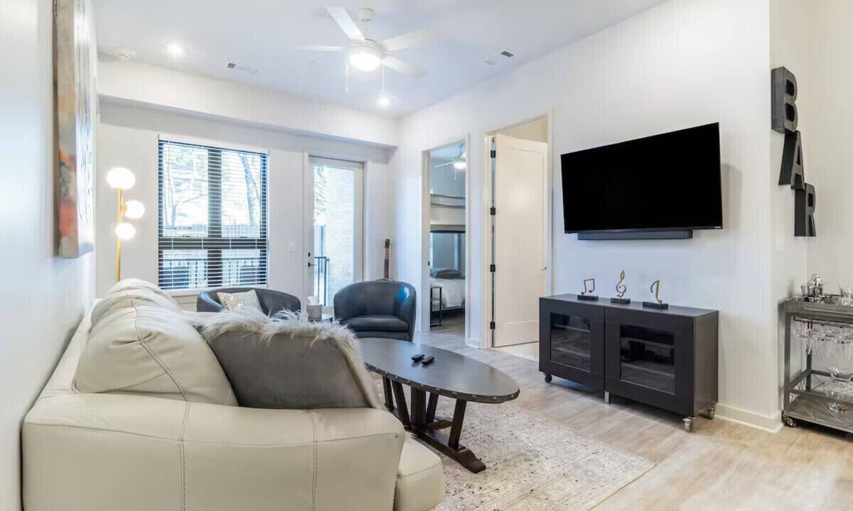 Music Row Condo | Chic 3BR on Music Row with Pool & Downtown Views