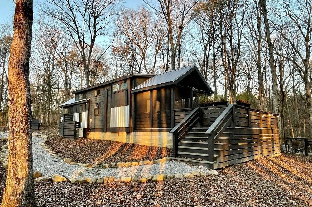 Tracy City Cabin | Chic Tiny Cabin with Jacuzzi, Screened Porch and Grill in Tennessee