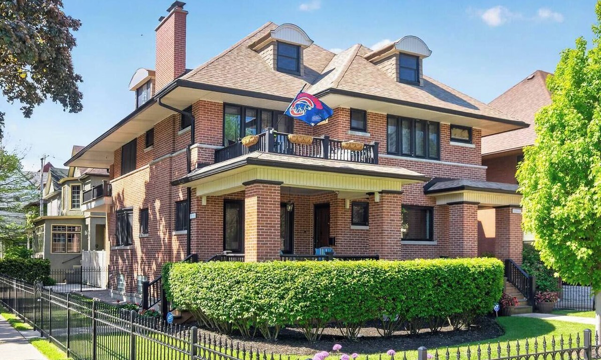 Rogers Park Condo | Chicago's North Side retreat with 3 bedrooms and free parking on premises
