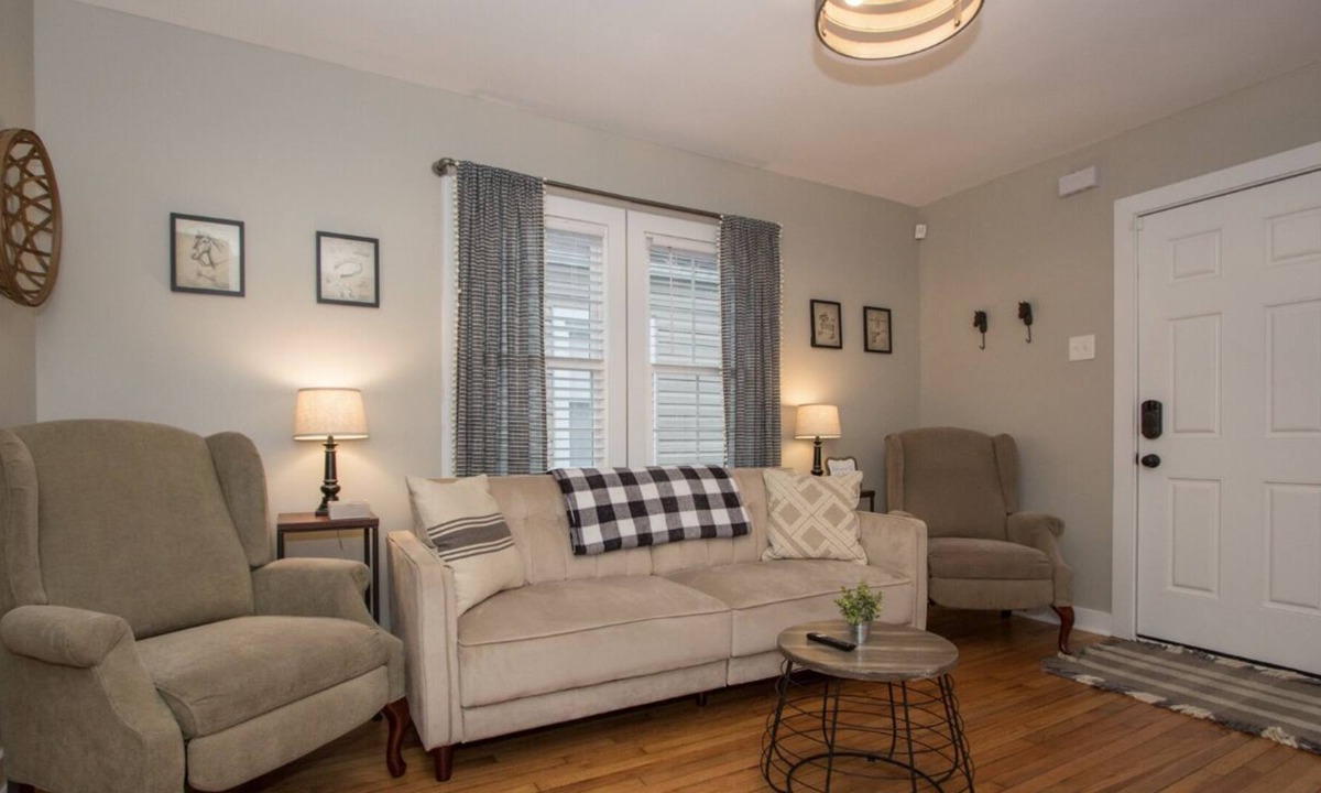 Wyandotte House | Churchill Cottage downtown, airport, expo center