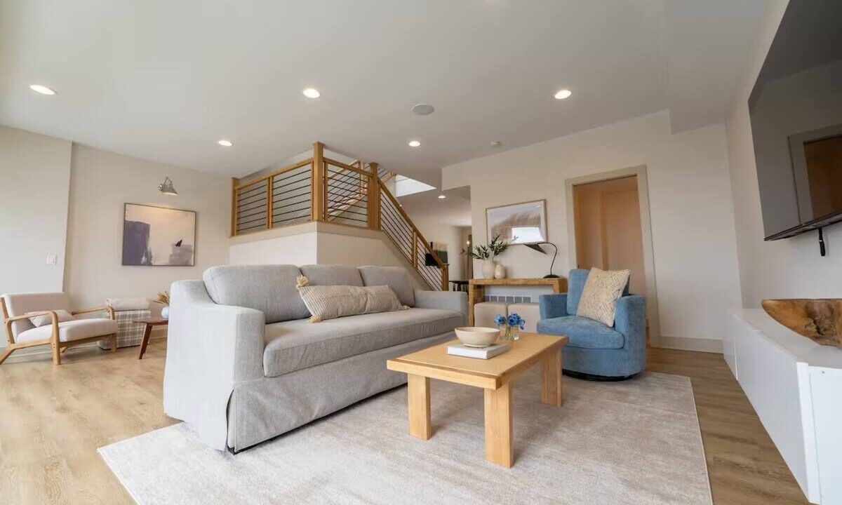Covington House | Cincinnati City View Retreat + Rooftop Patio + 2-Car Garage - Sleeps 12