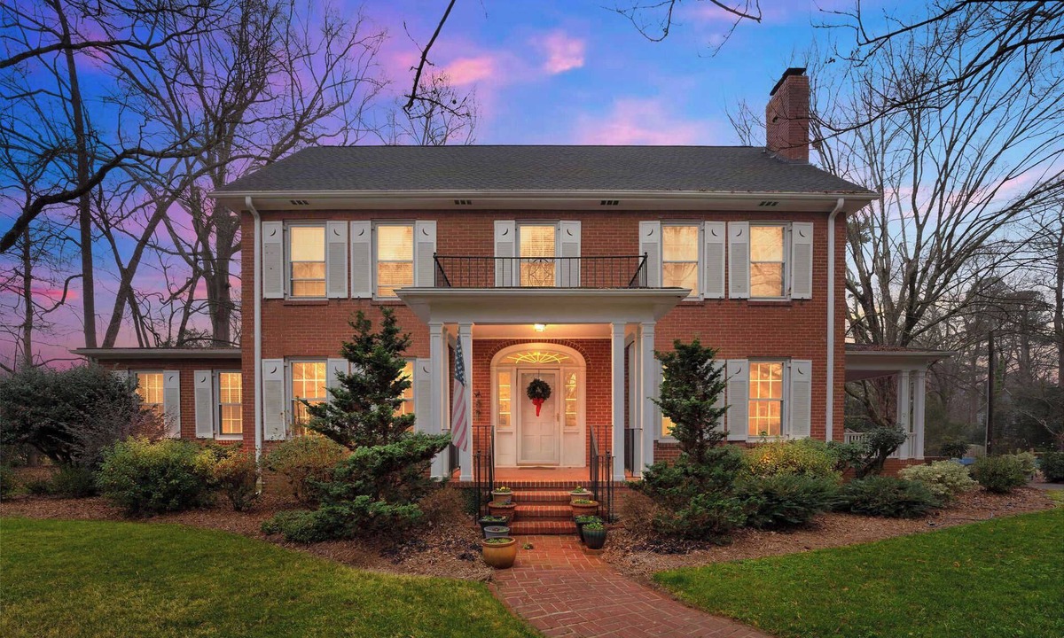 Davidson House | Classic 5BR Davidson Retreat | Walk Downtown, Pet-Friendly