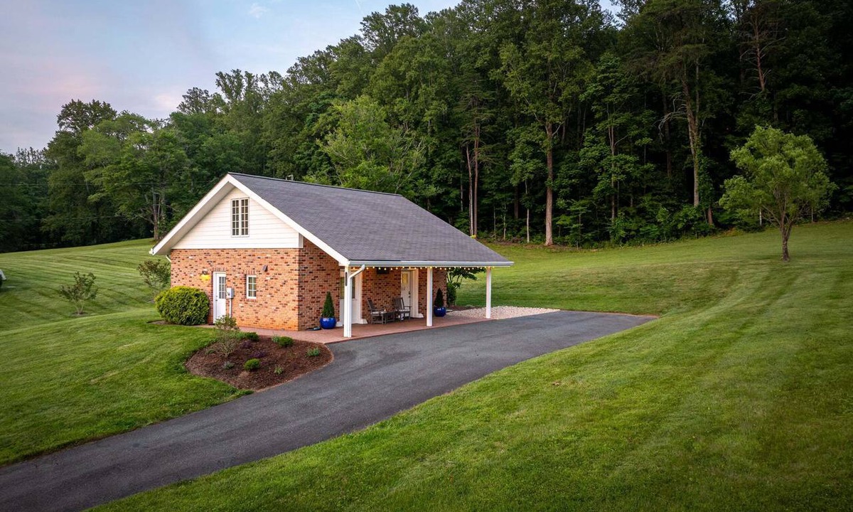 Keene House | Clear Sky Cottage- Close to Cville, Monticello & Vineyards