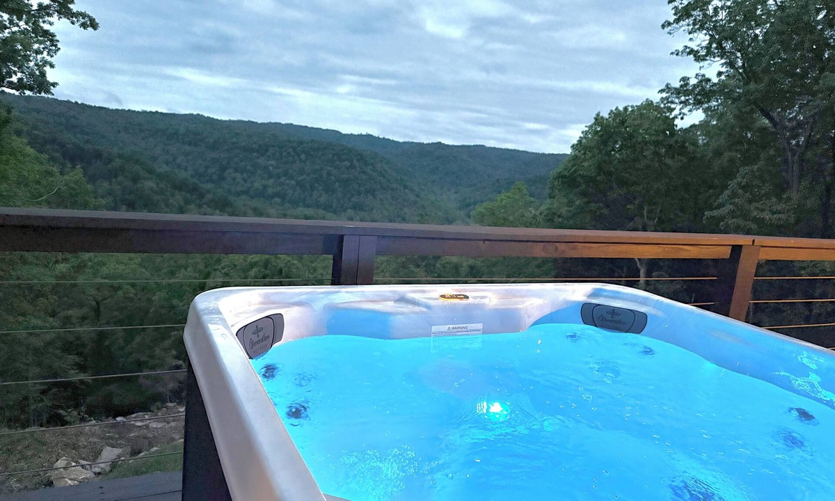 Stanton Cabin | Cliffside cabin in RRG with hot tub, sleeps 12!