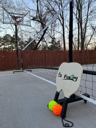 Candler Apartment | Cliffside! Pickleball, Mini Golf, Hot Tub, Firepit