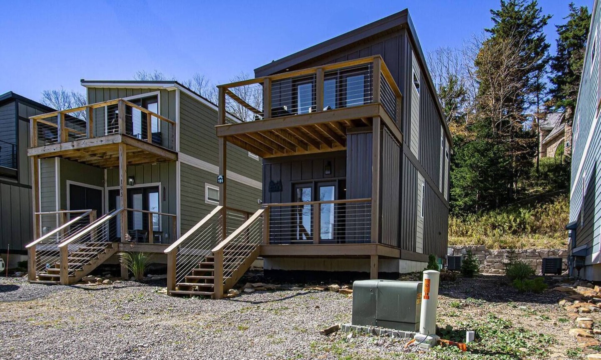 Snowshoe House | Coal Box: 3-bed, 3-bath house with hot tub in beautiful Sanctuary with ski out