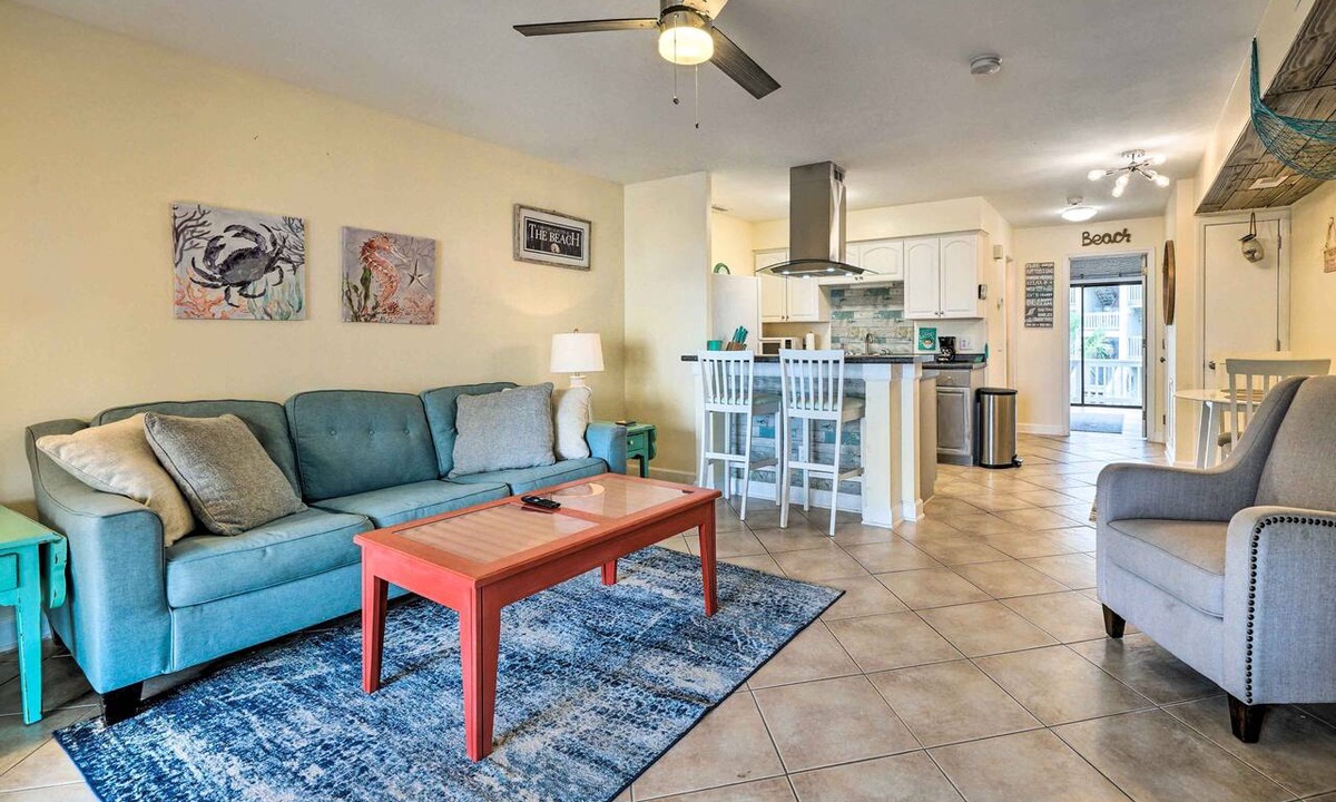 North Carolina Coast Condo | Coastal Condo w/Pool Access - Steps to Beach