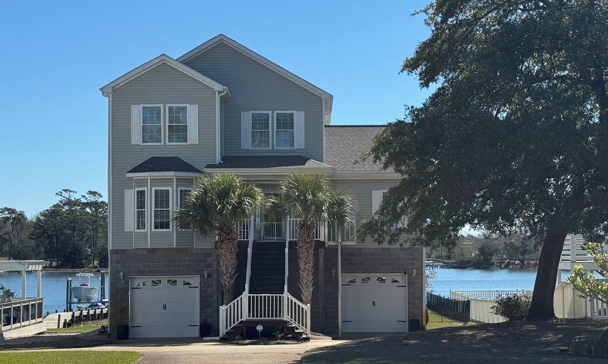 Sneads Ferry House | Coastal Paradise:Stunning Waterfront Retreat in North Carolina