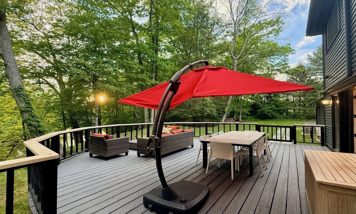 Sheffield House | Colorful Fall Weekends with River Views! Sleeps 8