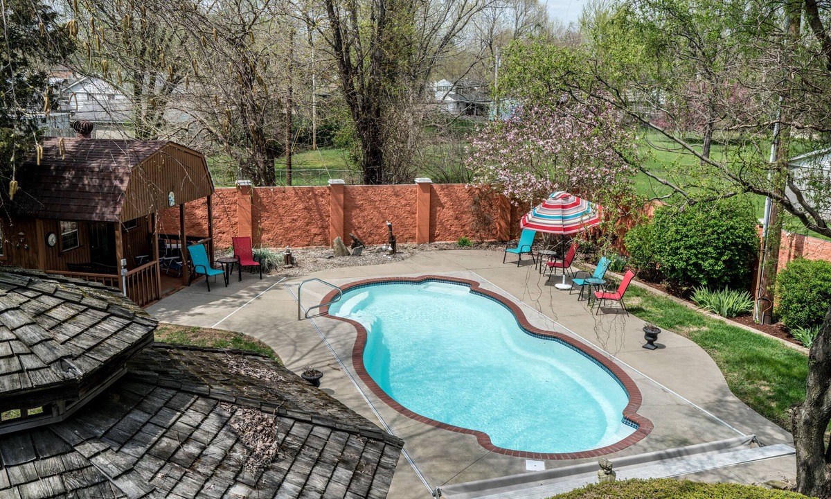 Jeffersonville House | Come explore Jeffersonville & Louisville- our pool & hot tub are open