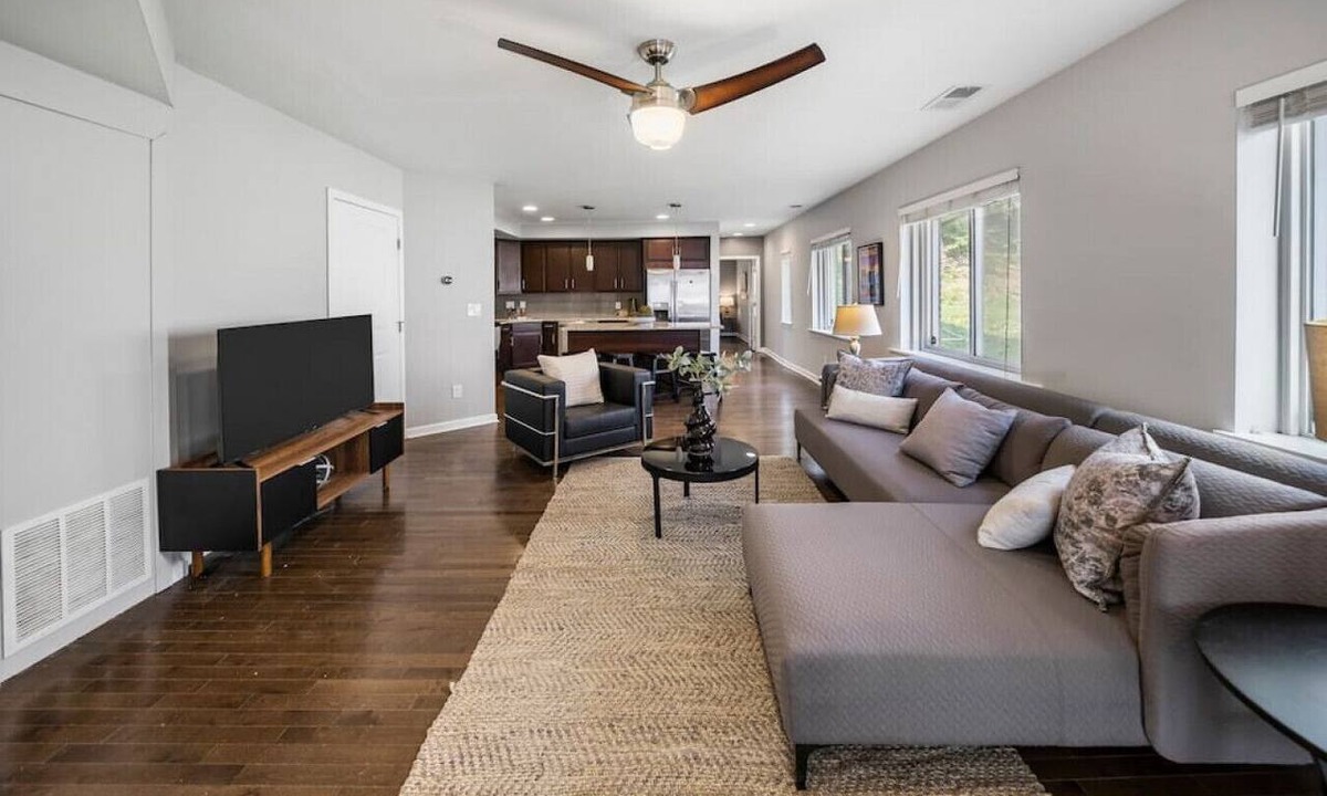 Mount Auburn Apartment | Comfortable 2BR Condo near City Center