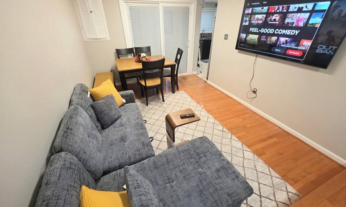 Herndon House | Comfortable 3 BDR/2.5 BATH TownHome near Dulles Airport, Metro, Fast WiFi