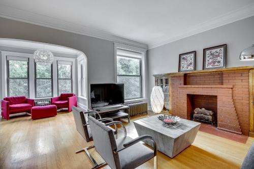 North Center Apartment | Comfortable Vintage North Side Retreat for 8