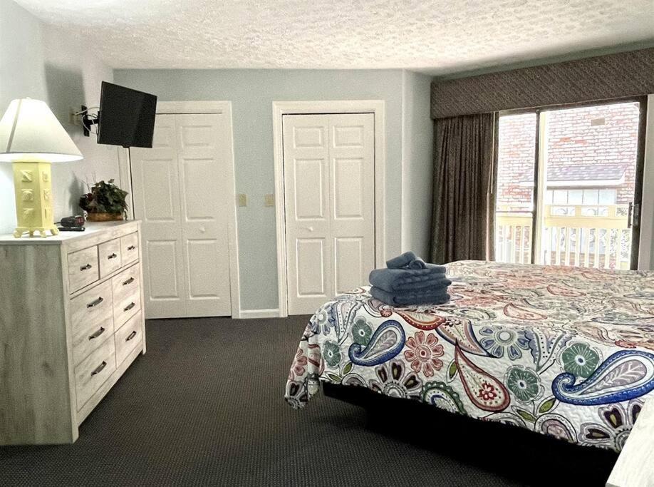 Myrtle Beach Apartment | *COMFY BEACH RETREAT*Chelsea House*3 Bedroom*Pool & Hot Tub*J16