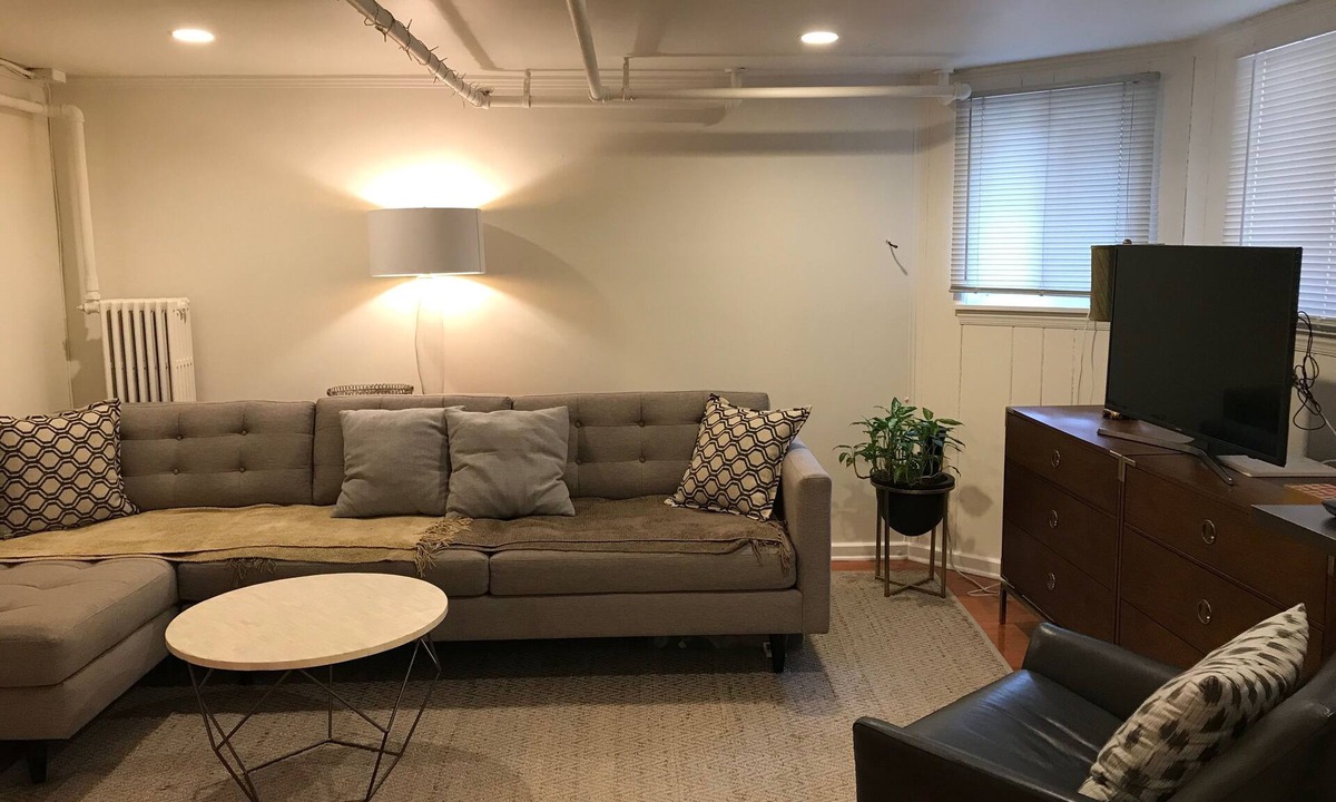 Lakewood-Balmoral Apartment | Comfy Garden Suite in Andersonville