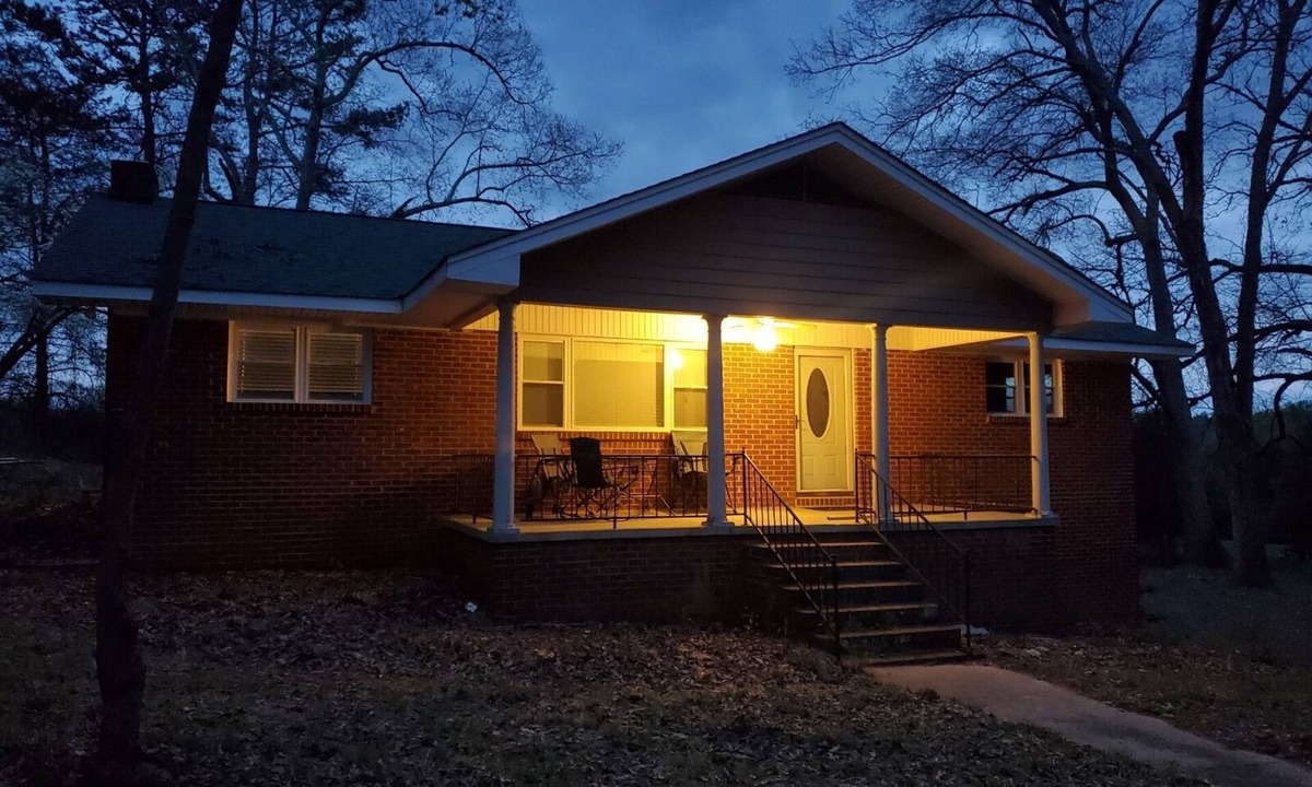 Alexis House | Completely updated Farmhouse with everything you will need! Relax and enjoy!