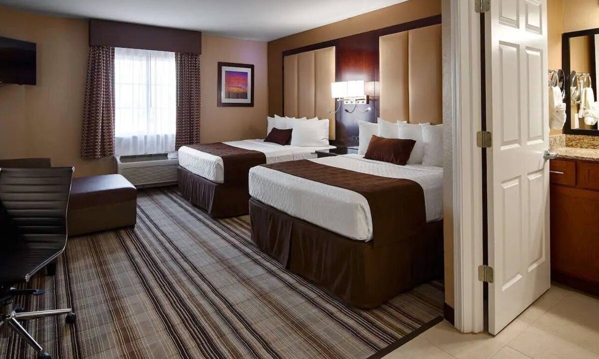 Crawfordsville Hotel | Convenient Double Queen Unit w/Breakfast | Near Crawfordsville Station - 2 mi