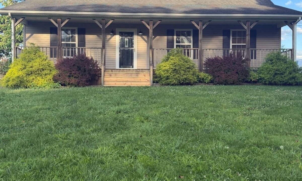 Glasgow House | Conveniently located by Barren River Lake with stunning countryside views.