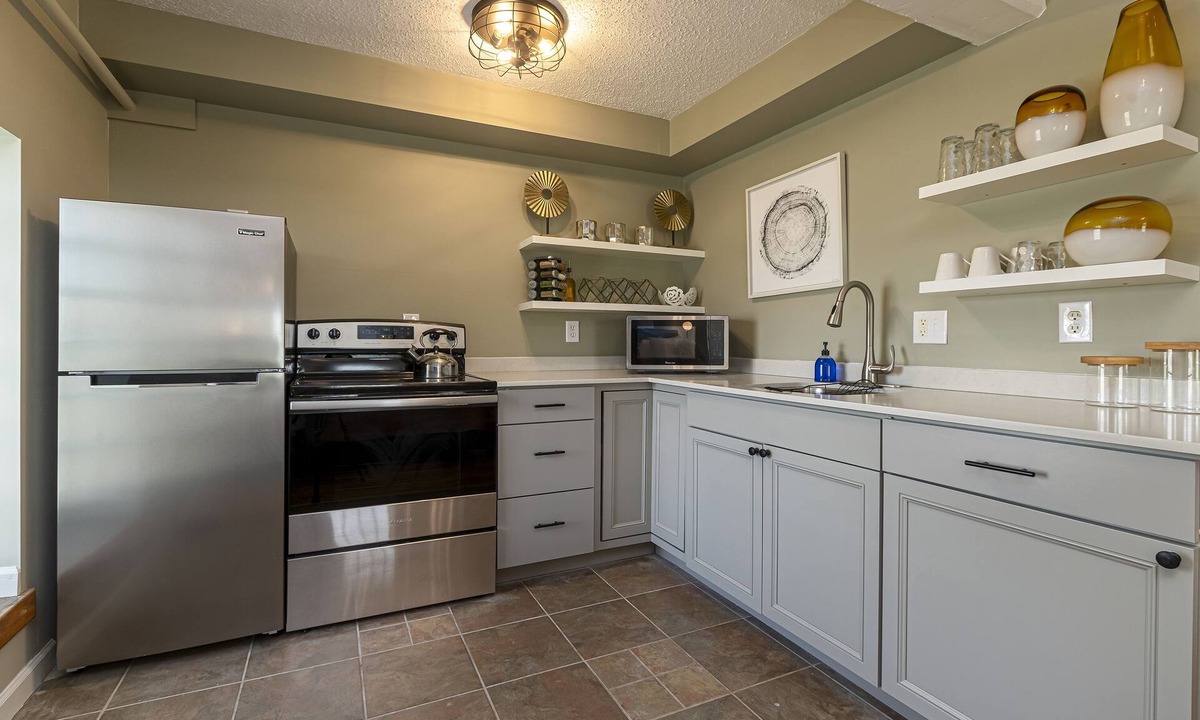 Carbondale Apartment | Converted Historic Suite · Full Kitchen, 3rd Flr