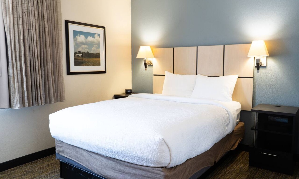 Richfield Hotel | Coratel Suites Extended Stay MSP Airport Minneapolis-Queen Suite Kitchenette NS
