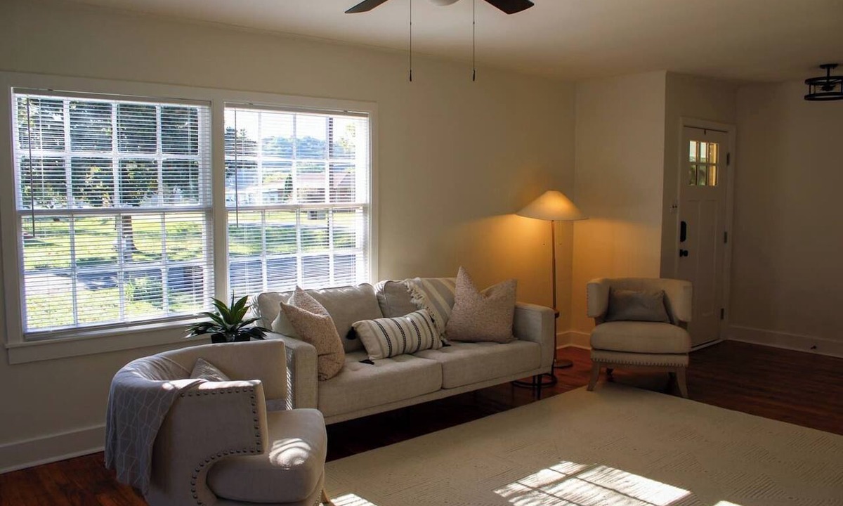 Spring City House | Corner Cottage - 2BR, Close to Lake, Restaurants!