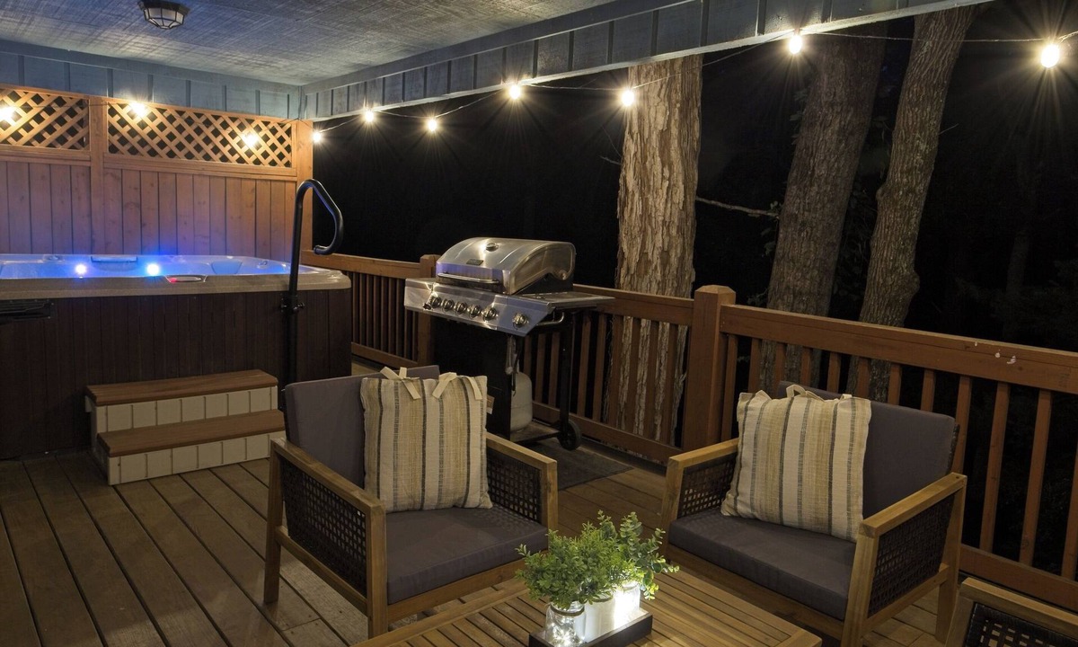 Asheville House | Cottage · Hot Tub · Treetop Deck · Fireplace