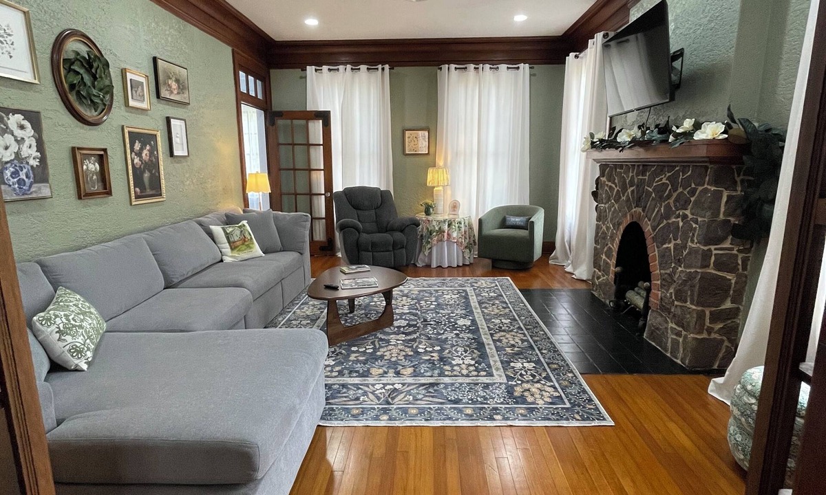 Meridian House | Cottage Retreat in Meridian - where vintage charm meets modern comfort. Sleeps 6