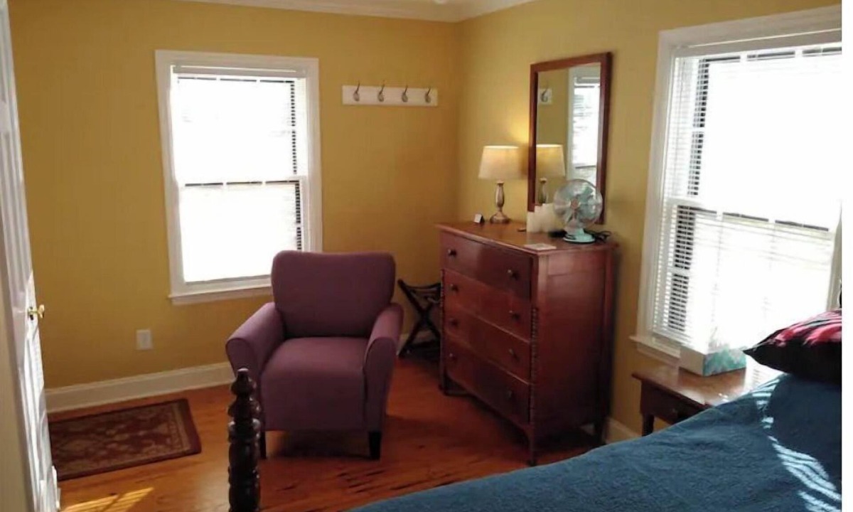 Keene House | Cottage Retreat - Wine, Horses, Convenient