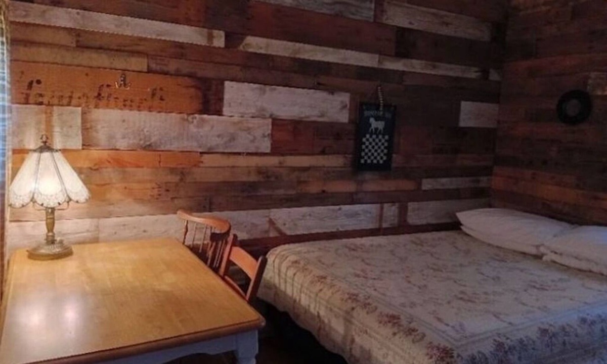 Fancy Gap Cabin | Couple's Getaway Camping Cabin with 5-Bathroom Bath House Nearby, Pets Welcome