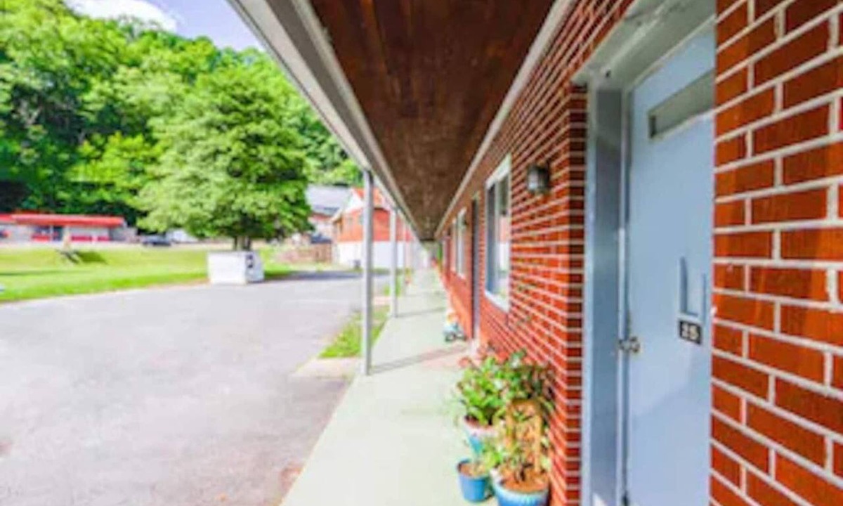 Blue Jay Apartment | Cozy 1 Bedroom Apartment|Beaver WV