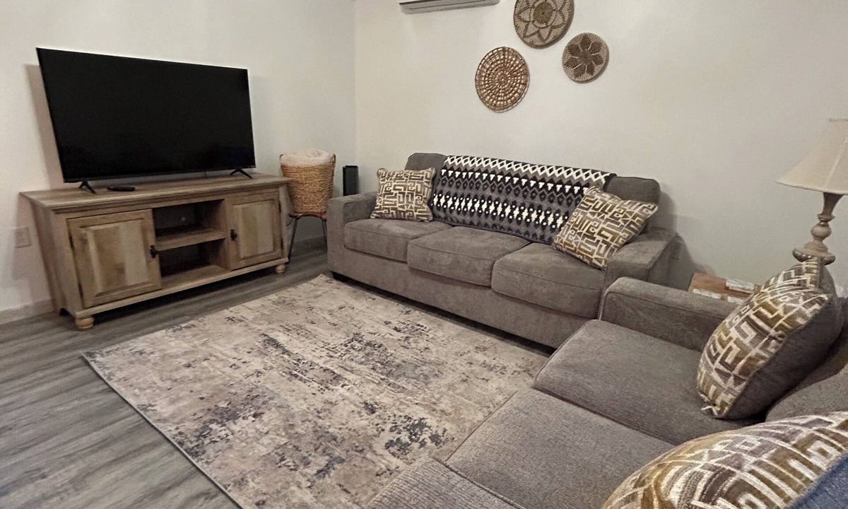 McFarlan House | Cozy 1-bedroom house on 17 acres in Elizabethtown, IL near the Ohio River.